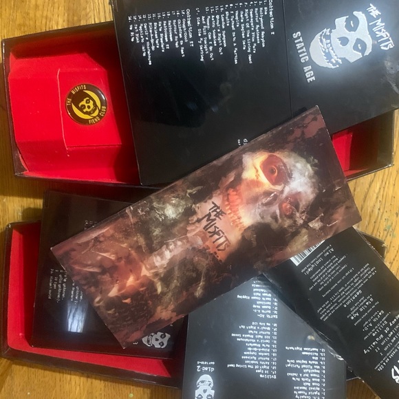 First Edition Misfit Coffin Box 4CD's W/manuals And Yellow Pin - Picture 5 of 5